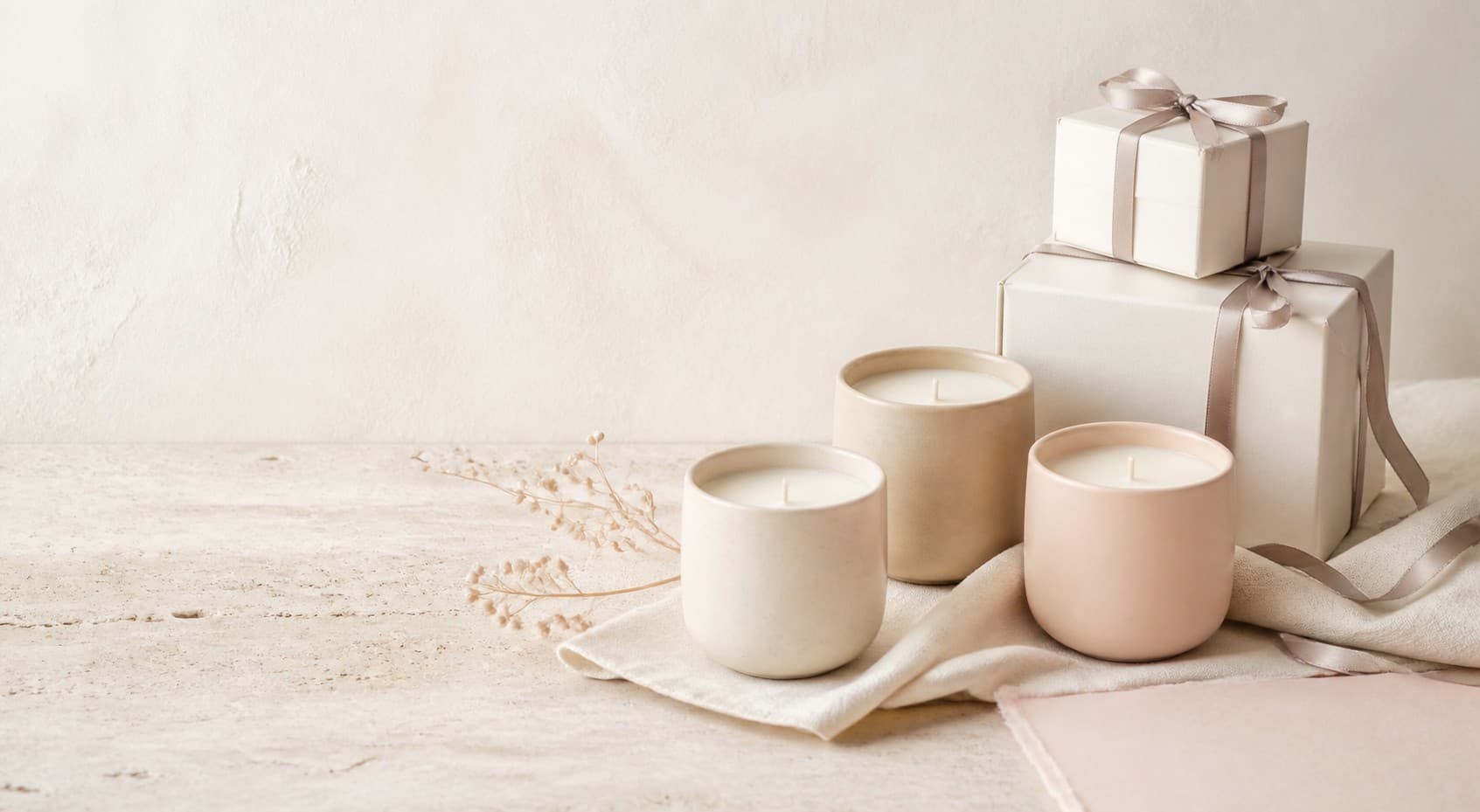 بستههای روشن هدیه سازمانی همراه شمعهای دستساز نیرا لون